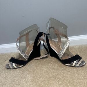 Pour La Victoire Black and Snake Print Wedges